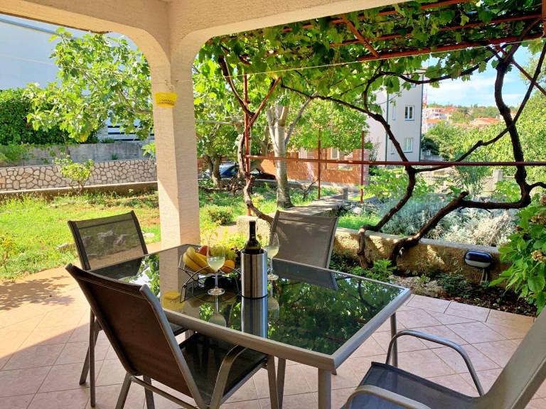 Holiday apartment with yard & patio — photo 3
