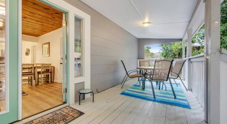 House with hot tub — photo 4