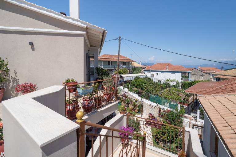 Rental apartment with patio & yard | Sea view — photo 3