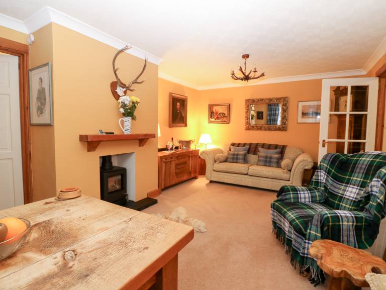 Cottage with yard — photo 4