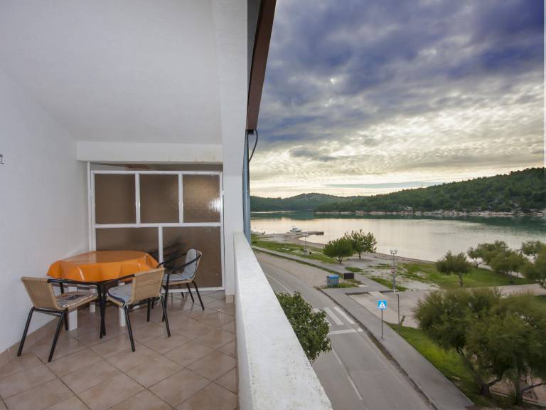 Apartment with yard | Sea view in Sibenik