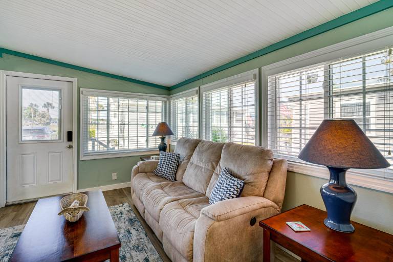 Deck & Resort Perks: Home 3 Mi to Fort Myers Beach — photo 4