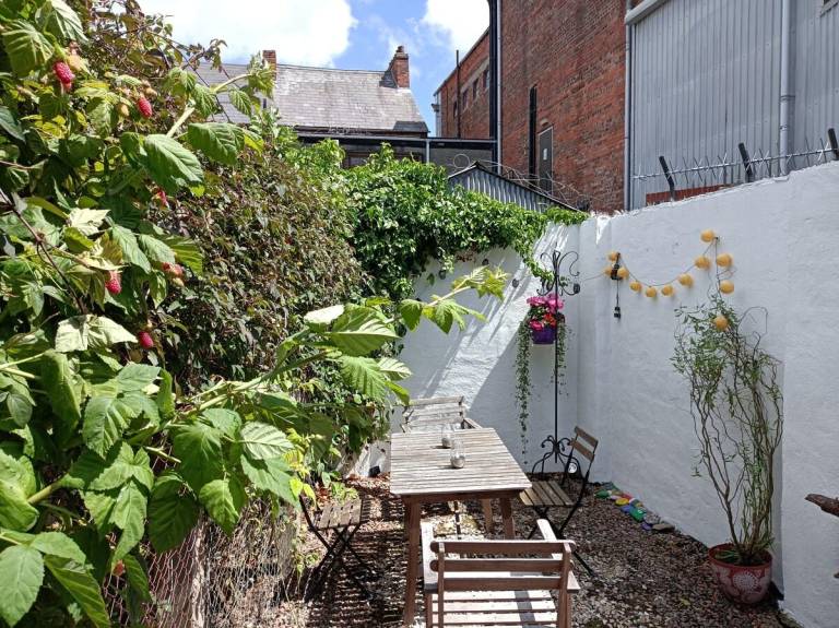 House with barbecue & yard — photo 3