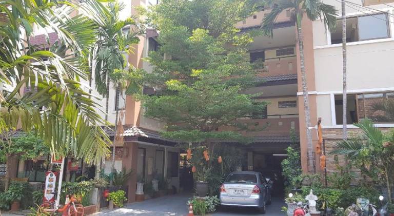 Vacation home with terrace & garden | Next to Wat Suan Dok | Perfect for remote work | Pets allowed — photo 5