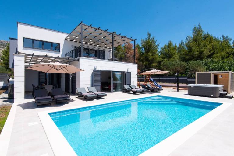Villa with BBQ, patio & private pool | Sea view — photo 2