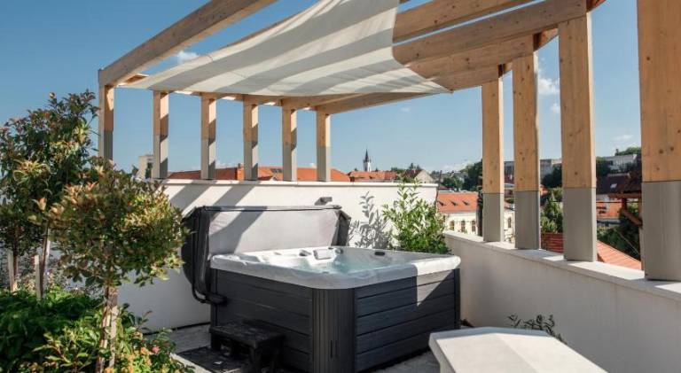 Beautiful serviced apartment with jacuzzi, patio & yard | Pets are welcome — photo 3