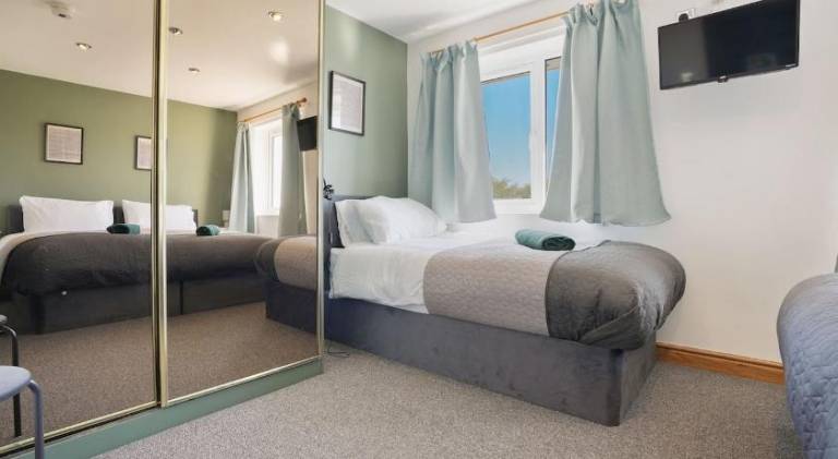 Stupton House, Large 3 Bed House that Sleeps 8 with Full Size Pool Table & FREE Parking - Hosted by — photo 2