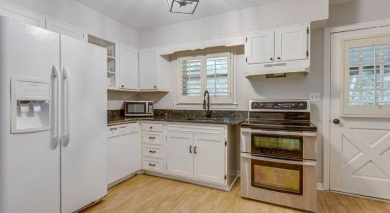 Figuers Bungalow 2 bd 1 bath central location — photo 3