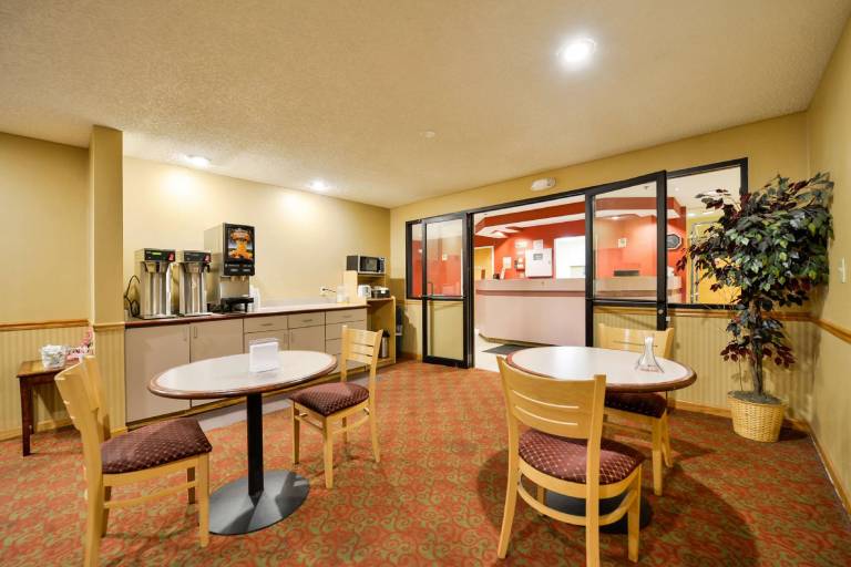 Americas Best Value Inn East Syracuse — photo 4