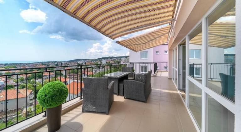 Apartment with hot tub in Varna