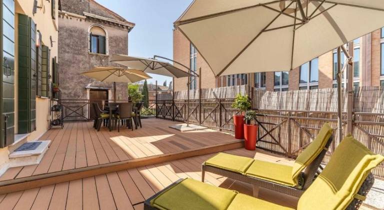 Domus with two terraces and canal view in Dorsoduro in Venice