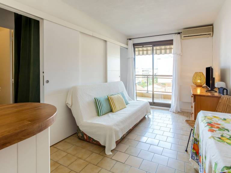 Holiday apartment with patio — photo 4