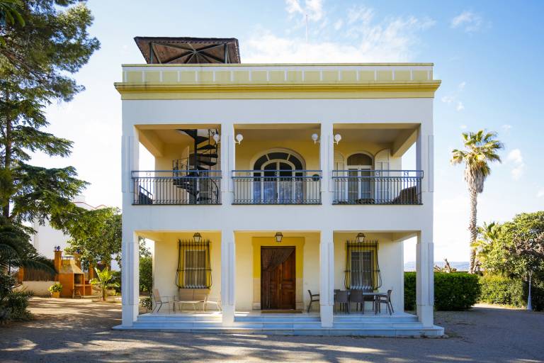 Family-oriented beautiful villa with garden, patio & private pool | Dogs allowed — photo 4