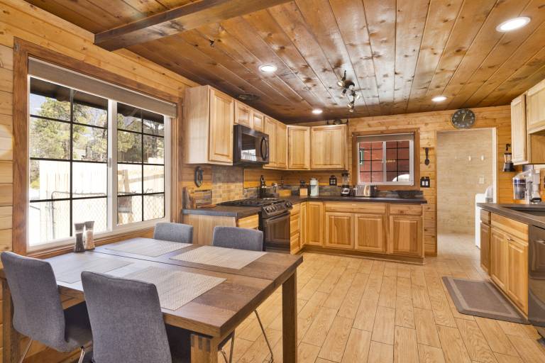 Lily's Bear Cabin -Adorable Downtown Retreat Cottage — photo 4