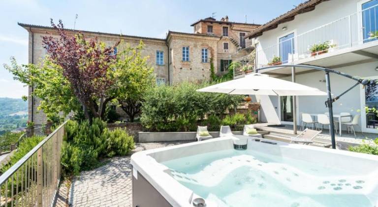 Apartment with terrace, jacuzzi & garden — photo 3