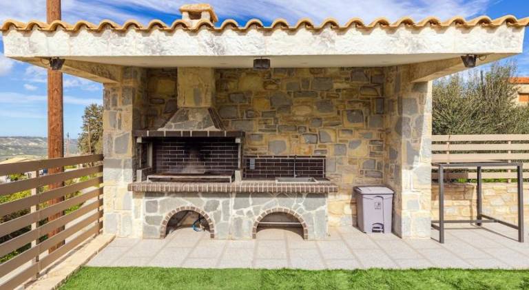 Villa with BBQ, garden & patio — photo 5