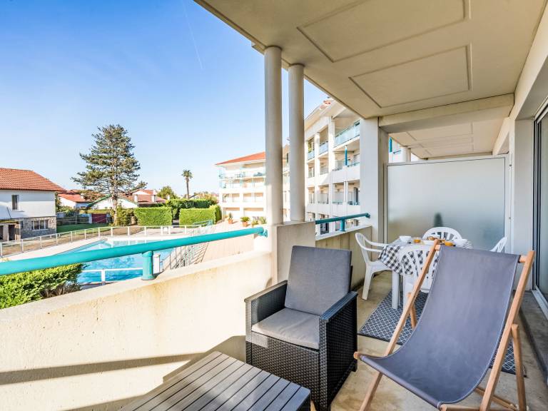 Holiday apartment with pool, patio & yard — photo 2