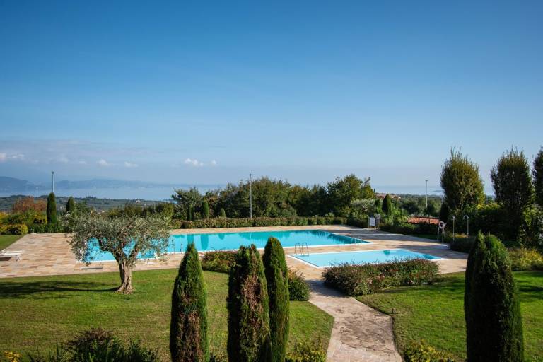 Family-oriented beautiful studio with pool, hot tub & yard | Dogs allowed in San Felice del Benaco