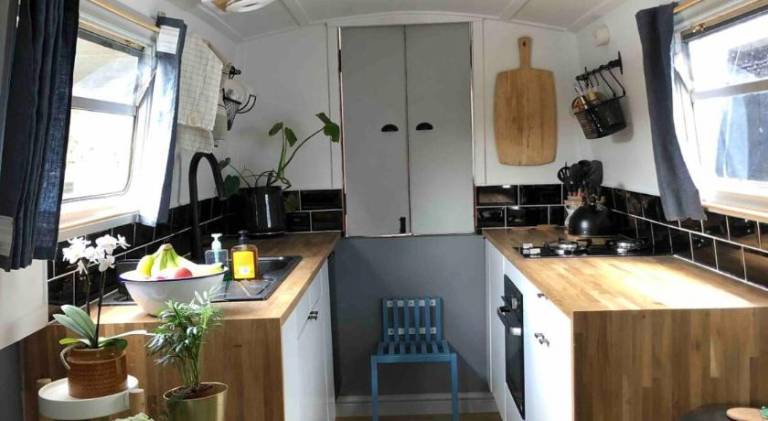 Cozy Narrowboat on Regents Canal — photo 3