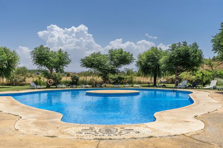 Aparthotel with fast internet, yard & pool | Garden view — photo 3