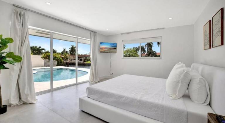 Luxury Waterfront Villa with Heated Pool and Dock — photo 2