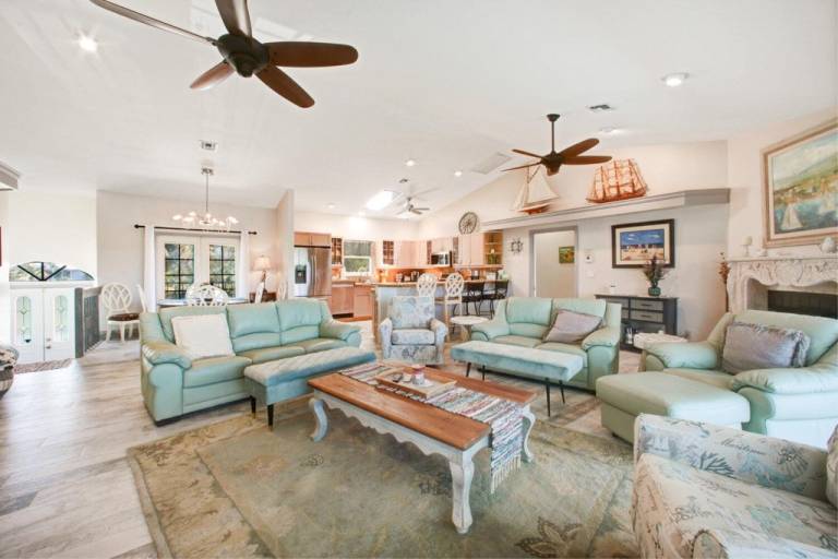 5-Bedroom Family Beach & Pool House on Bonita Beach Sleeps 11 — photo 3
