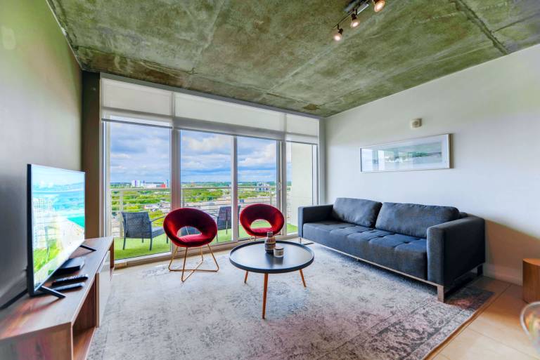 Midtown Gem Walkable & Central