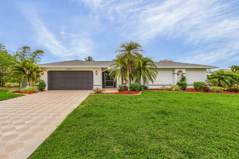 Vacation home with barbeque & private pool | Water view — photo 4