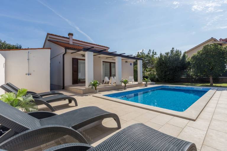Family-oriented pleasant villa with private pool, patio & barbeque | Pool view | Pet-friendly — photo 2