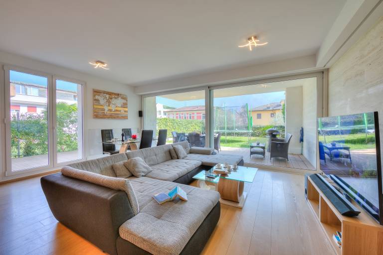 Family-oriented beautiful holiday apartment with patio & yard | Mountain view | Pets allowed — photo 2