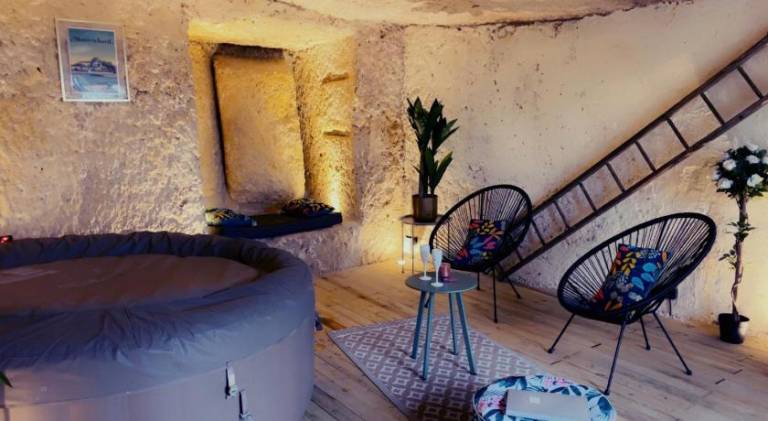 House with hot tub — photo 4