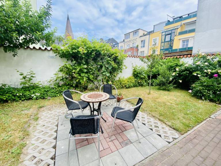 Rental apartment with patio — photo 2