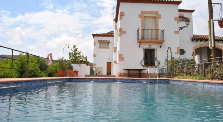 Wonderful vacation home with barbecue, pool & patio | Pet-friendly in Lleida