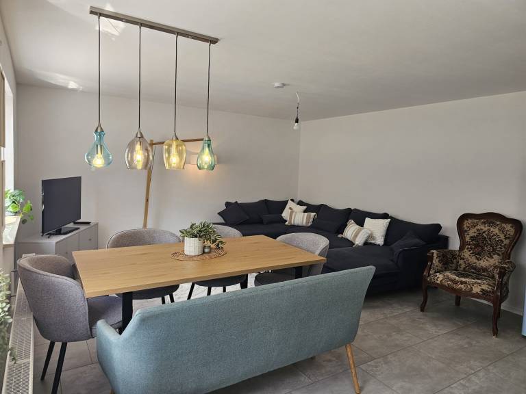 Apartment 'Alb-Apfel' with Private Terrace, Shared Garden and Wi-Fi in Muensing