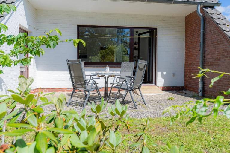 Rental apartment with yard & terrace — photo 2