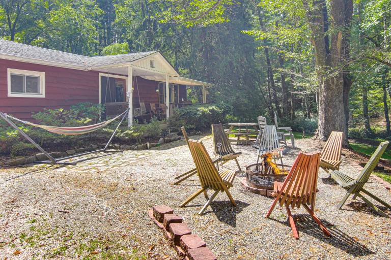 20-Acre Cabin w/ Pond: 5 Mi to Biltmore Estate! in Asheville, NC