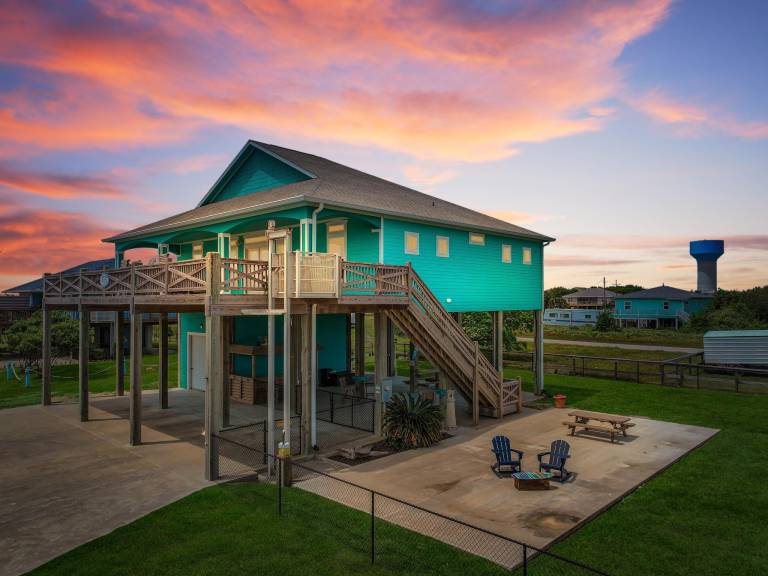 Fully equipped vacation home with barbeque & yard | Pets allowed — photo 2