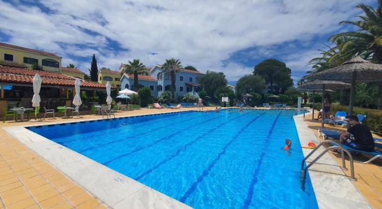 Holiday apartment with private pool, patio & garden | Beach nearby | Dogs allowed — photo 2