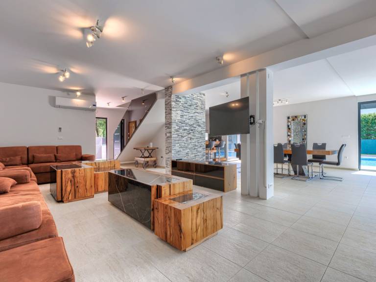 Vacation home with terrace, private pool & BBQ | Sea view — photo 4