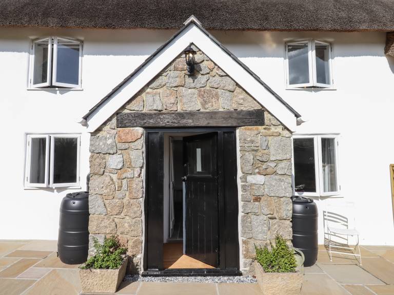 Cottage with garden — photo 3
