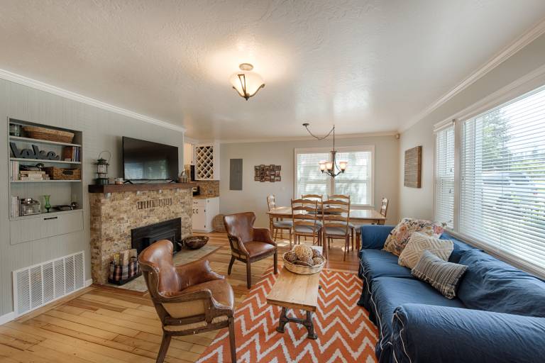 Park Street Cottage - downtown, fenced yard, hot tub - walk to Lake, restaurants, bars, & shopping — photo 4