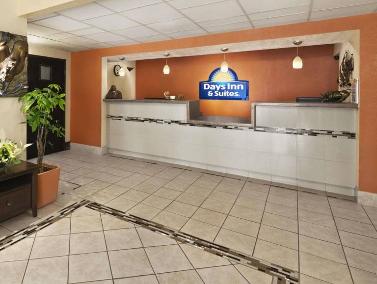 Days Inn & Suites by Wyndham Stevens Point — photo 5