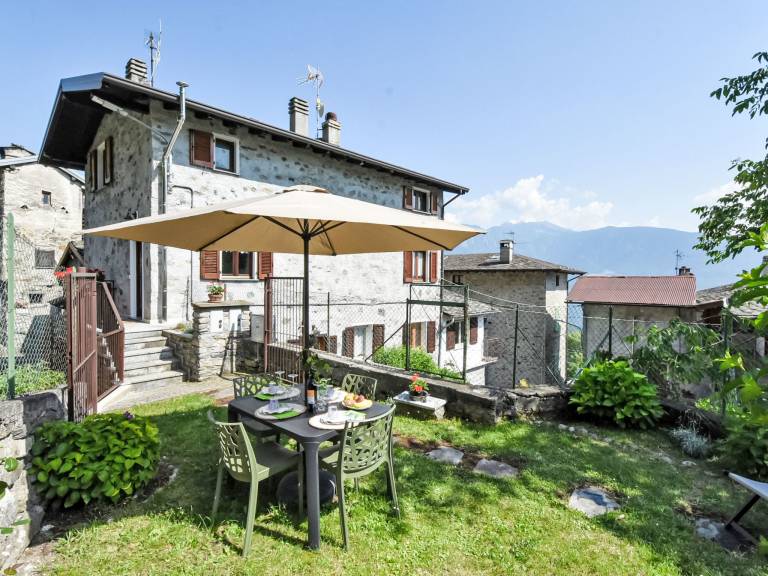 Child-friendly vacation home with yard | Mountain view | Pets are welcome in Sondrio
