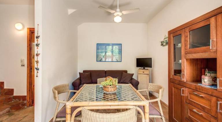 Vacation home with grill & yard — photo 3