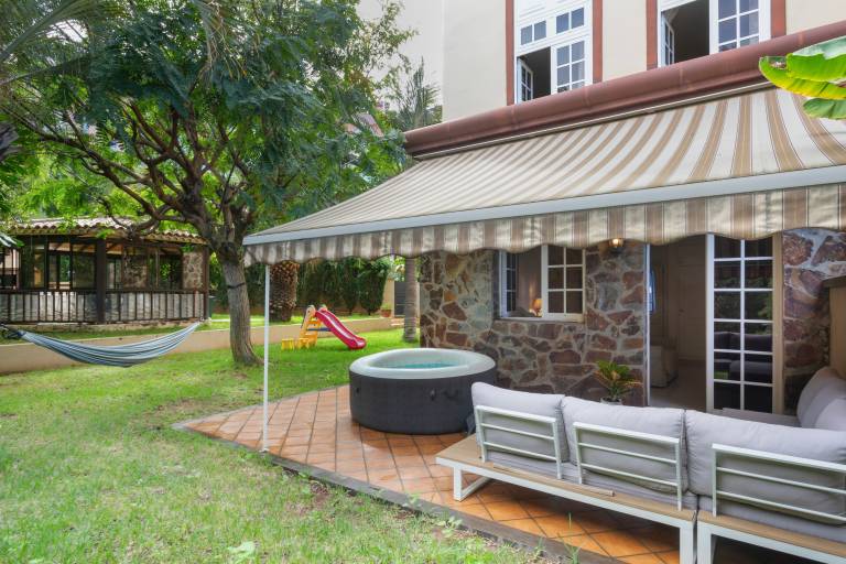 House with garden, fast internet & jacuzzi | Garden view | Perfect for remote work — photo 4