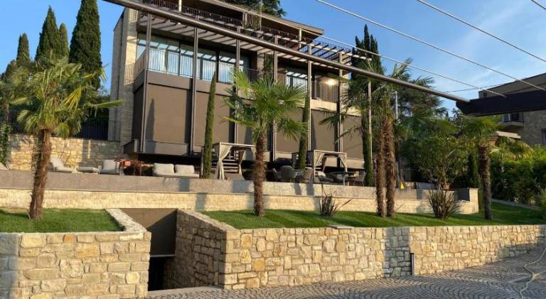 Rental apartment with garden, pool & jacuzzi | Beach nearby | Dogs allowed in Torri del Benaco