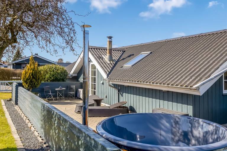 House with garden, hot tub & barbeque — photo 4