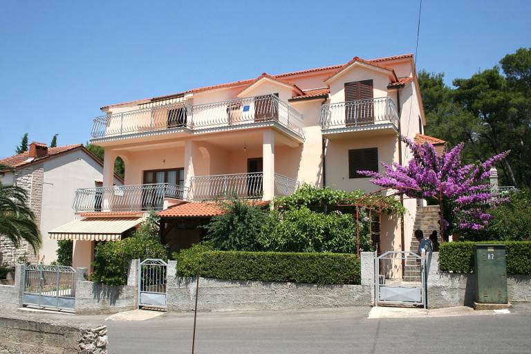 Holiday apartment with terrace, garden & barbecue in Hvar