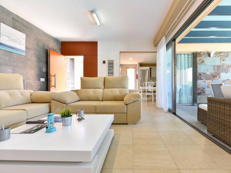 Family-oriented house with patio, pool & garden | Pets are welcome — photo 3