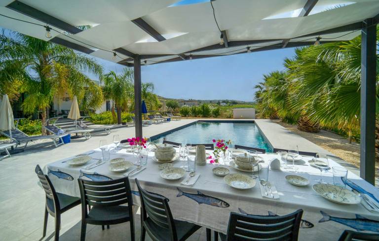 Family-oriented house with BBQ, private pool & patio | Water view | Pet-friendly — photo 2